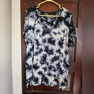 Torrid Black and White Tie-Dye V-Neck Top